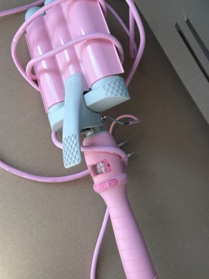 Mermade HairPRO WAVER 32MM - PINK -Locktång -  - Har använder den max 3 gånger. Funkar och är som ny. Har inte kommit till användning, säljer därav. Kartong finns kvar❤️❤️