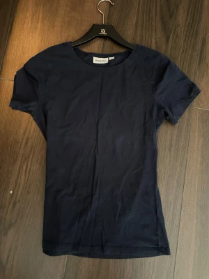 Mörkblå t-shirt från Kappahl - En basic mörkblå t-shirt från Kappahl i mjuk bomull. Färgen är mer som på andra bilden. Använd fåtal gånger💗