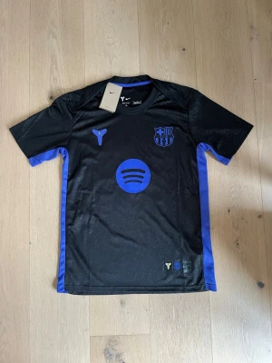 Lamine Yamal Jersey - FC Barcelona Jersey with Lamine Yamal on the shirt. Size M.