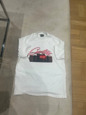 Vit Corteiz  graphic t-shirt med unik print – Strl S – 100% Cotton - Säljer en vit graphic Corteiz t-shirt i storlek S. Tröjan är använd endast 2–3 gånger och är fortfarande i väldigt fint skick utan några skador eller fläckar. Materialet är 100% cotton vilket gör den bekväm och skön att bära. Kommer utan prislapp och påse. Unik design med tryck framtill som sticker ut snyggt. Pris kan diskuteras vid snabb affär. Corteiz-inspirerad design / okänt märke”