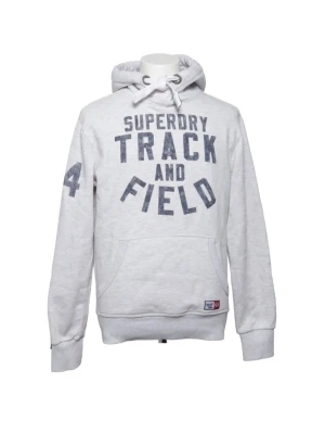 Superdry hoodie grå - Ljusgrå hoodie från Superdry med trycket 'Track and Field' i mörkblått framtill och siffran 4 på ärmen. Klassisk känguruficka, dragsko i huvan och ribbade muddar. Perfekt för en sportig och avslappnad stil.