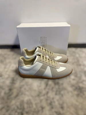 Maison Margiela sneakers - Säljer dessa riktigt snygga Maison Margiela ”GAT” sneakers i storlek 42! Helt nya och endast testade. Hör av er ifall ni har några övriga frågor! ⭐️