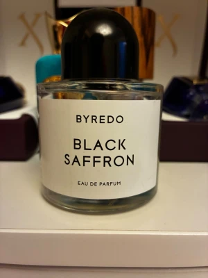 Byredo Black Saffron Eau de Parfum - Byredo Black Saffron Eau de Parfum. Ursprungligen 100ml jag uppskattar 10-15ml kvar. Pris är förhandlingsbart, kom med bud. 
