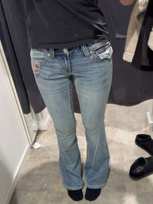 True Religion jeans - Kollar om det finns intresse på dessa skitsnygga jeans från true religion. Dom är i storlek w26 eller w27. Det är modellen Joey low rise flare. Dom är använd 2/3ggr💓 Nypris ca 1600kr, kom med bud