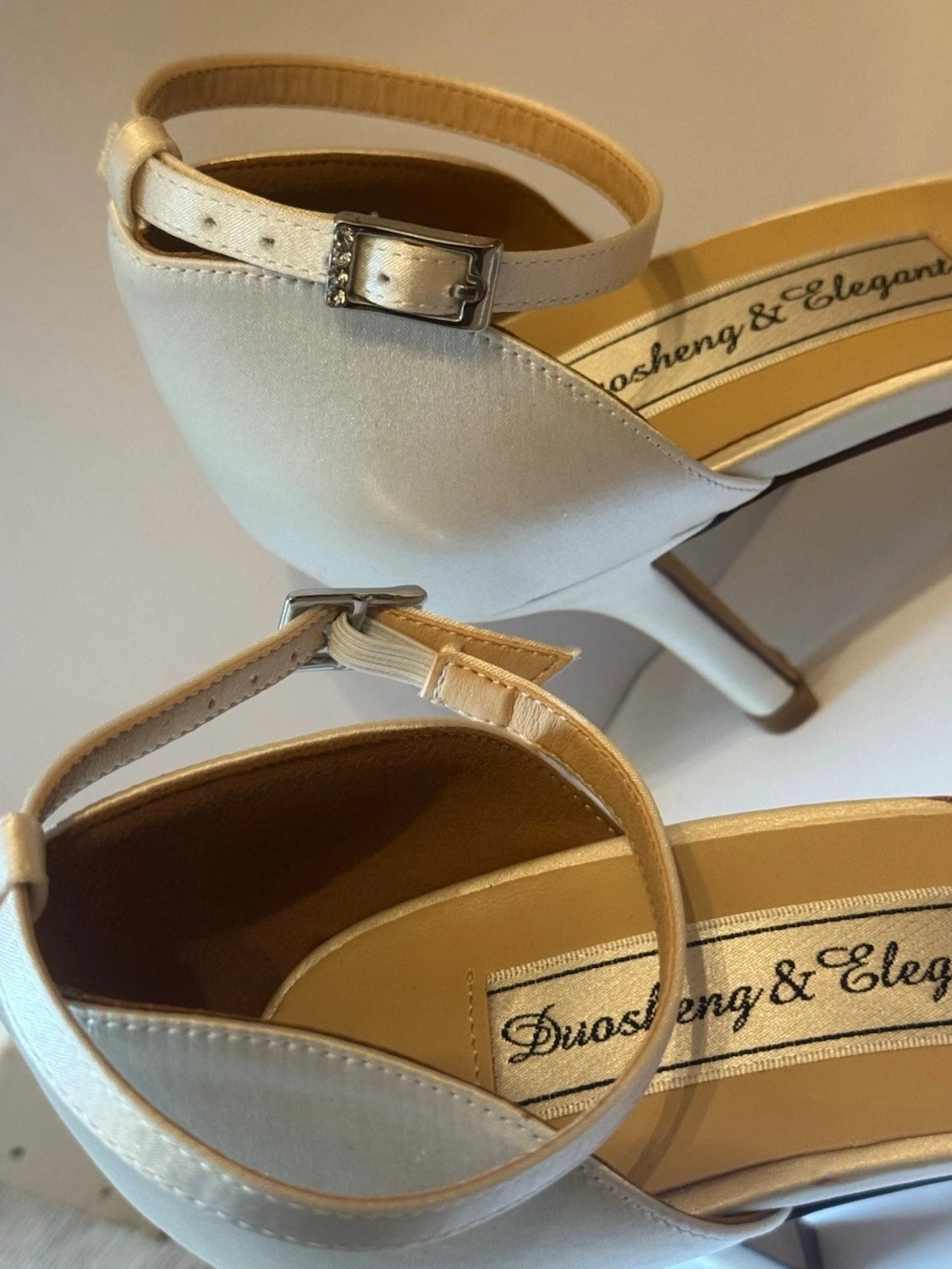 Champagnefärgade pumps med ankelrem - 1