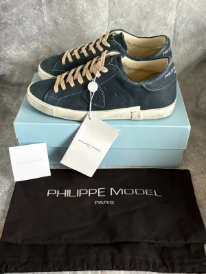 Philippe Model (Nya)  - Sprillans nya Philip model skor | size: 42 | skick: 11/10 ;)  | og: allt = box, dustbag, kort  | tveka inte på höra av dig! | mvh MD Closet 🫡 