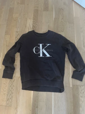 Calvin Klein - Jag säljer en beige grå Calvin Klein hoodie, mycket bra skick eftersom jag bara har använt den 2-3 gånger, Storlek M. Säljer den för 150 men kan gärna diskutera priser✅