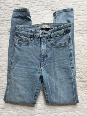 Molly jeans från Gina Tricot - Säljer ett par ljusblå skinny jeans från Gina Tricot, modellen Molly. Jag skickar inte fler bilder då dem ligger i flyttlåda. 