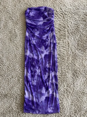 Lila klänning stretch storlek M/L oanvänd  - Pris 219kr