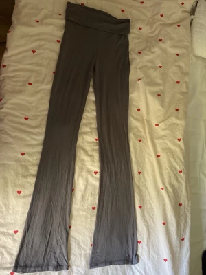 mörkgråa yogabyxor från lager🩶 - Säljer mina yogabyxor från lager 157 i stretchigt och mjukt material. Byxorna har låg midja❣️Perfekta för dig som gillar bekväma och snygga plagg!! Storleken är XS men skulle även passa S🤍