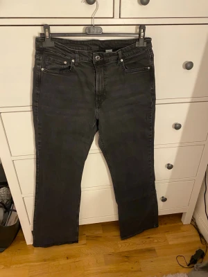 Svarta bootcut jeans - Säljer ett par svarta bootcut jeans med hög midja. Jeansen är inte använda så mycket så de är i fint skick. Köpta på hm och är i storlek 42. 