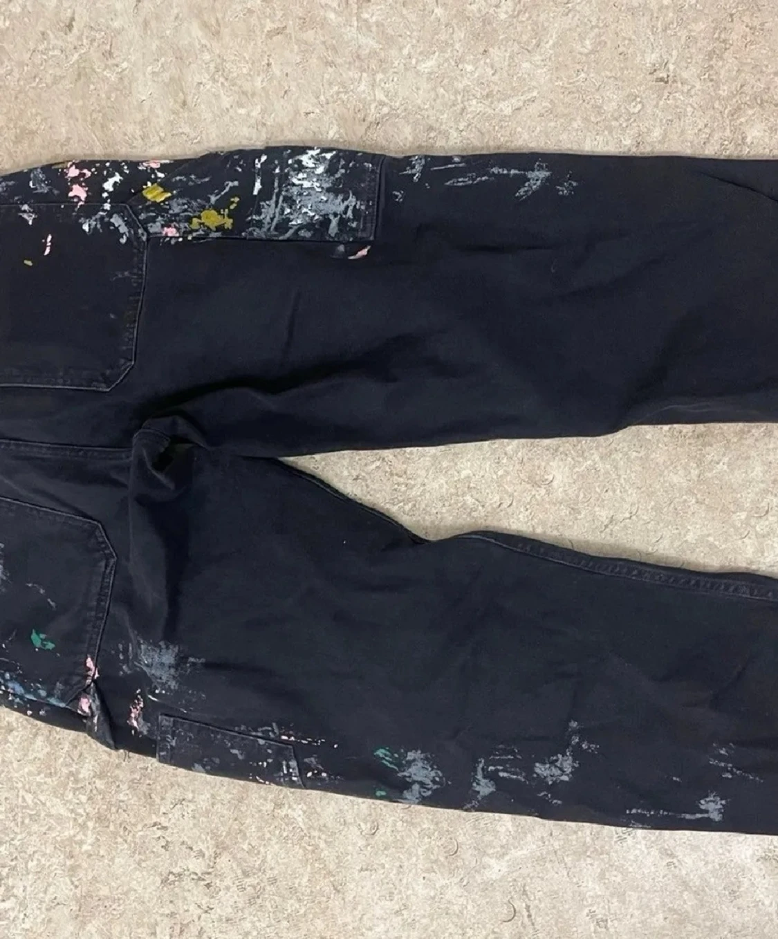 Svarta jeans med färgstänk och slitningar - 1