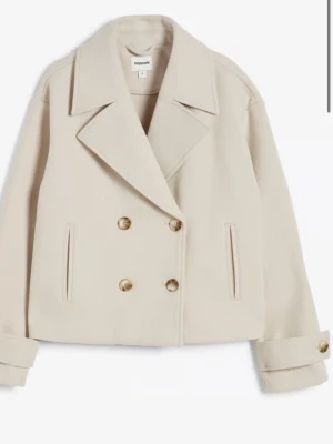 Beige kappa från Kappahl - Helt oanvänd från. kappahl, ordinarie pris: 899kr