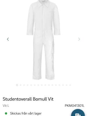 Vit studentoverall i bomull - studentoverall i bomull och som sitter bra vid midjan. Den är från tingstad och aldrig använd då jag köpt en mindre storlek. Nypris: 259 samt att det tilkom frakt. Mitt pris: 180
