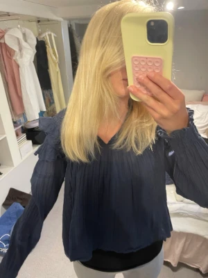 Mörkblå volang & spets blus - Så söt och oanvänd! Kommer inte till användning tyvärr. Väldigt skön och luftig till vår/sommar då det är 100% bomull 🤍💙