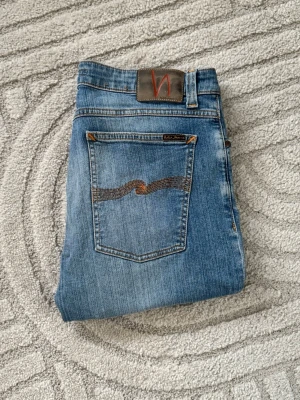 Ett par Nudie Skinny Lin i storlek:W34L34. I mycket fint skick. - Ett par Nudie Skinny Lin i storlek:W34L34. I mycket fint skick. Mått bland bilderna. Bara att skriva vid frågor!