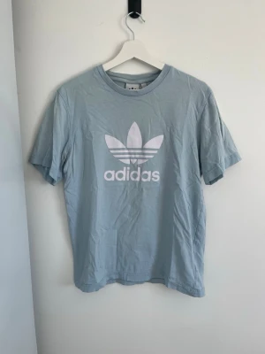 T-shirt Adidas  - Andvänt skick. 