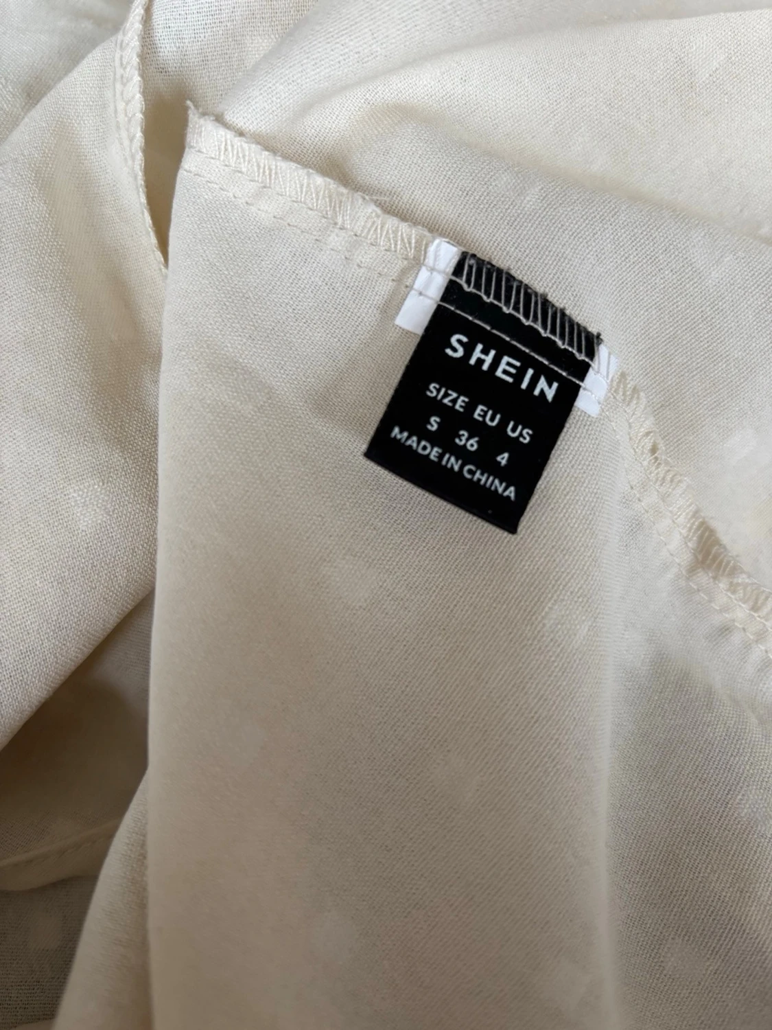 Ljusbeige blus med knappar och struktur - 2
