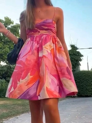 Färgglad kort klänning från Hm - Superfin kort klänning med smala axelband och färgstarkt blommigt mönster i rosa, orange, lila och beige toner. Klänningen har en lätt utsvängd kjol och rynkad överdel, perfekt för varma dagar🥂💗☀️Ny med prislapp!