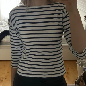 Randig tröja - Säljer den här super söta randiga toppen! Hur fin som helst nu till sommaren☀️☀️☀️tyvärr framgår ingen storlek i tröjan men jag skulle tippa på typ en Small! Skriv för frågor eller fler bilder❤️