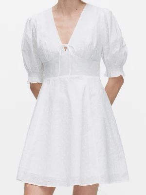 Vit kort klänning med puffärm - student/midsommar - Superfin vit kort klänning med v-ringning, knytband framtill och puffärmar. Klänningen har broderade detaljer och är tillverkad i bomull, vilket gör den både luftig och bekväm, dragkedja på sidan. Perfekt studentklänning! Använd av mig bara en gång (studenten) och har inga tecken på användning, endast lite skrynklig då den legat i en låda sedan dess. Säljer då ja ej kommer få användning av den igen ❤️(Idun dress dobber - från MQ).  Pris kan diskuteras, skicka bud! ❤️