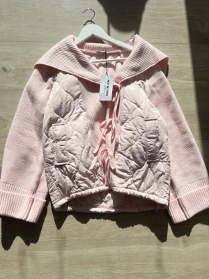 Ljusrosa quiltad jacka Meet Me There - Supersöt ljusrosa jacka från Meet Me There💗Aldrig använd!! Perfekt för dig som vill ha en unik och trendig look