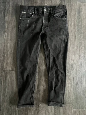 Nudie jeans selvedge  - Säljer ett par Nudie Jeans i modellen Lean Dean i colorwayen Dry Black Selvedge – ett par jeans som bara blir bättre med tiden. Selvedge-denim är känt för sin hållbarhet och unika karaktär; fades och wear-marks som uppstår vid användning ger jeansen ett personligt och autentiskt uttryck som vanlig denim aldrig kan matcha. 🖤 Modell: Lean Dean (slim tapered) 📏 Storlek: W30 / L33 🧵 Material: 99% bomull, 1% elastan ✅ Selvedge-denim – åldras vackert 🏷️ Nypris: 2 000 kr Frågor? Skriv gärna! 🙌