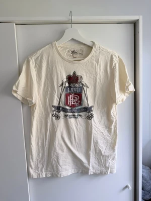 Vintage t-shirt från Polo Ralph Lauren - Snygg vintage t-shirt från Polo Ralph Lauren med stort tryck framtill. Från sent 90-tal eller tidigt 00-tal. 
