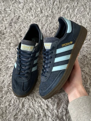 Adidas Spezial - Säljer ett par sköna Adidas Spezial! | Fint skick på skorna! Syns lite på mockan nånstans att de är använda utöver det riktigt fina! | Storlek 42. | Ställ gärna frågor innan du köper!
