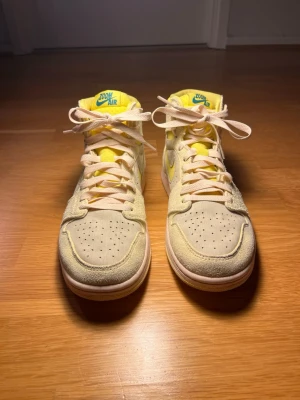 Nike Air Jordan 1 High Zoom Air Storlek 40 - Säljer ett par Nike Air Jordan 1 High Zoom Air i storlek 40. Skorna är i bra skick med lite slitage. Den beige/gula färgställningen sticker ut lagom mycket och passar perfekt till vardags. Säljs enligt bilder och pris kan diskuteras vid snabb affär.