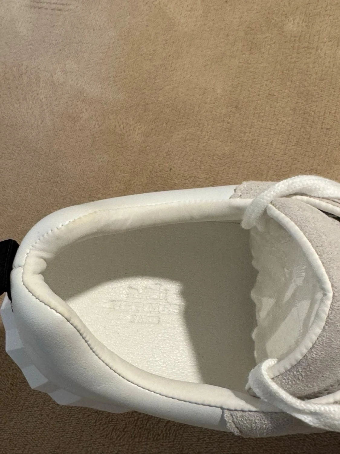 Vita och beige sneakers från Hogan - 4