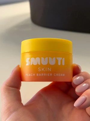 Smuuti peach kräm  - Säljer en ansiktskräm från Smuuti från deras peach kollektion. Ger ett fint glow och återfuktar bra. Passar fint för en känslig hy och under smink. Köptes på kicks i april, nypris 175 kronor. Hör gärna av dig vid frågor❤️