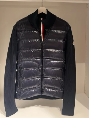 Moncler cardigan - Blå moncler cardigan i bra skick! Storlek XL men passar L eller en större M. Cardiganen har några flaws (se bilder). För fler bilder eller frågor så är det bara att skriva.