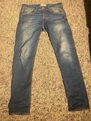 Replay - Blåa replay jeans i storlek 32/31 i ett väldigt bra skick för endast 399kr. Hör av er för frågor.