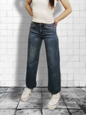 Blå raka jeans med hög midja - Snygga blå jeans med rak passform och hög midja. Jeansen har klassisk femficksdesign och är tillverkade i denim. Perfekta för en avslappnad och trendig look.