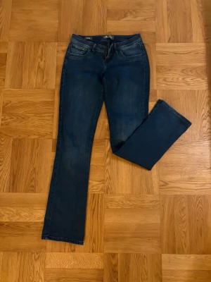LTB - Populära ltb jeans i modellen valerie i storlek 28/34. Har en liten reva på insida lår men den är jätte fint lagat och syns inte det minsta när jeansen är på(se sista bilden) skriv om frågor finns💕🥰