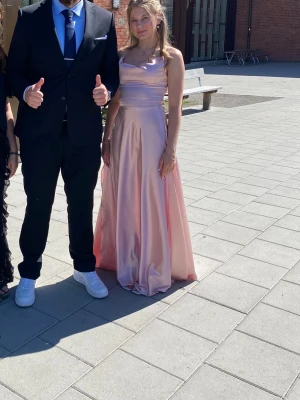 Ljusrosa balklänning! - Säljer min gamla bal klänning från som jag hade i nian, bara använd endast en gång! Storlek xs, fint skick med öppen rygg med knytband!💕