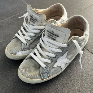 Golden goose skor  - Säljer nu mina snygga golden goose skor i jeans material med vita detaljer. Det är storlek 40 men passar 41. Skick (8/10) hör av er om ni har fler frågor