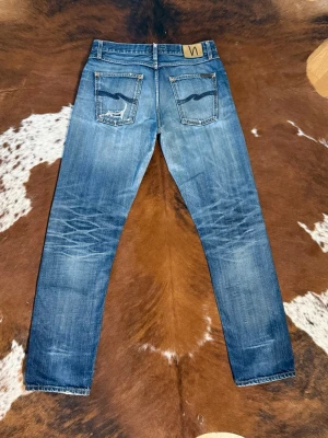 Nudie Jeans SharpBengt Selvage Artimus Replica - Tjena! Säljer dessa sjukt snygga nudie jeans i modellen SharpBengt selvage, W33/L32 men passar L34, många fina lagningar med nice wash, hör av dig vid funderingar!🙌