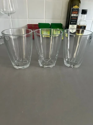 Kosta Boda dricksglas 3-pack - Tre stilrena dricksglas från Kosta Boda i klart glas. Glasen har en rak, lätt konisk form och tjock botten. Perfekta för vatten, juice eller läsk. Säljes som ett set om tre stycken.