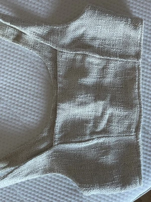 Beige linnetopp från Chiquelle - Säljer en beige linnetopp från Chiquelle i grovvävt material. Toppen är ärmlös och har en stilren, croppad passform med dold dragkedja i sidan. Inte stretchigt material och formar fint