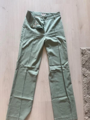Mintgröna kostymbyxor  - Snygga mintgröna kostymbyxor från madlady 