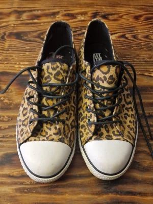 Leopardmönstrade låga sneakers  - Lite märken framme vid tårna som kanske går bort om man försöker rengöra dem ordentligt. Väldigt lite använda.