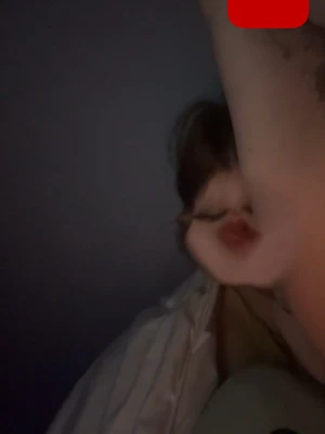 Oidentifierad vara - Bilden visar en otydlig och förvrängd scen där det inte går att urskilja någon specifik vara inom kategorin Övrigt. Ingen information om färg, form, märke eller material kan fastställas.