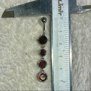 ✨ NY oanvänd navelpiercing med hänge - Kirurgiskt stål 316L  - ✨ NYTT oanvänt smycke i kirurgiskt stål! 🌸 Hållbart & Rostfritt: Slitstarkt 316L-stål som inte oxiderar eller rostar av fukt. 🌸 Säkert: Industristandard, skonsamt för läkta piercingar.  🛍️ 30 % BUNDLE-RABATT! Köp fler artiklar från min shop och få 30 % på allt! ✨ 📦 Frakt: Endast spårbart via Plick SafePay för vår trygghet.