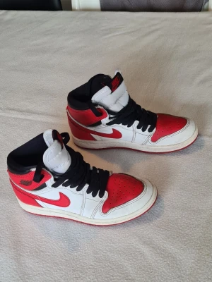 Nike Air Jordans High Vit röd svarta storlek 33.5 - Nike Air Jordans High Vit röd svarta storlek 33.5