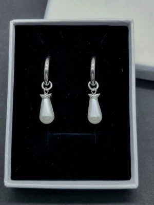 Handgjorda örhängen med pärldroppar  - Material-rostfritt stål.  Längd-3,7cm . 