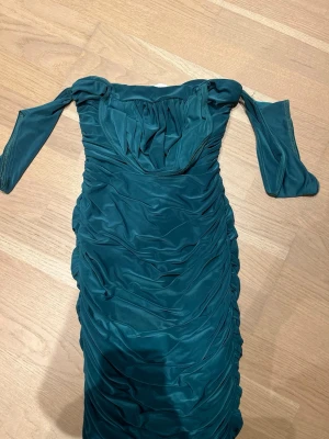Grön mesh klänning  - Säljer min fina klänning som endast använts en gång under min 18 års dag, den är figurnära och sitter tight. Storlek xs/s 