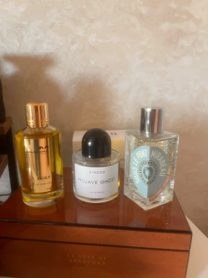 Tre exklusiva parfymer från nichemärken - Säljer tre parfymer: Mancera Sicily , Byredo Mojave Ghost och Sous Le Pont Mirabeau. Säljes separat eller tillsammans, Alla kommer med full presentation men tyvärr inget kvitto Hör av er vi mer information