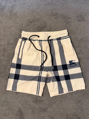 Burberry shorts - Helt nyskick burberry shorts storlek S. 10/10 skick